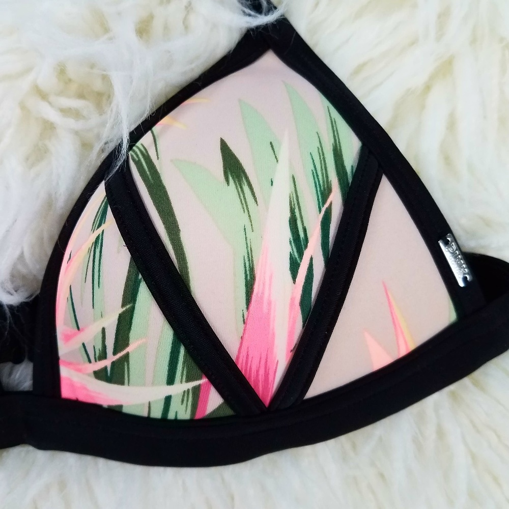 ❌SOLD❌VICTORIA'S SECRET PINK Swim BIkini Top - Picture 2 of 6